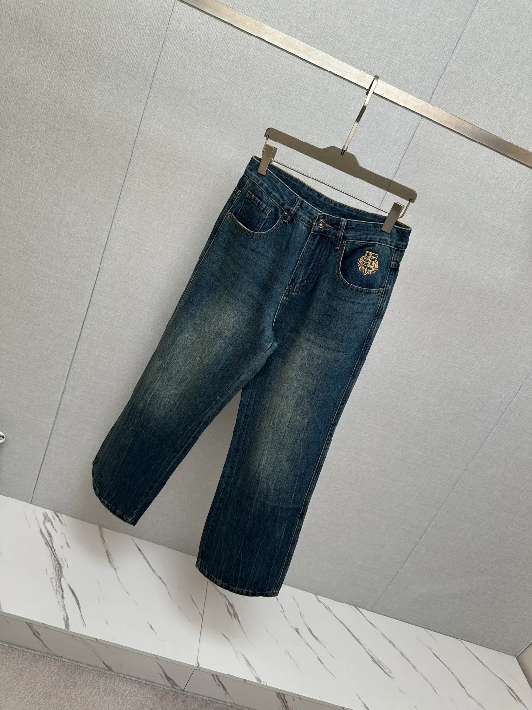 Available at the official website counter at the same time, the Original is a very stylish pair of jeans, with customized original washed denim fabric, unique design, top-notch printing technology letter pattern logo, original hardware accessories decoration, an extremely outstanding pair of jeans, the materials and craftsmanship are extremely luxurious and exquisite, extremely high-grade, handsome and stylish upper body, recommended 👍, Sizes: 29-38